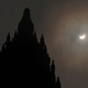 Una toma similar, junto a la silueta del templo Prambanan, Indonesia. Foto: Slamet Riyadi/AP
